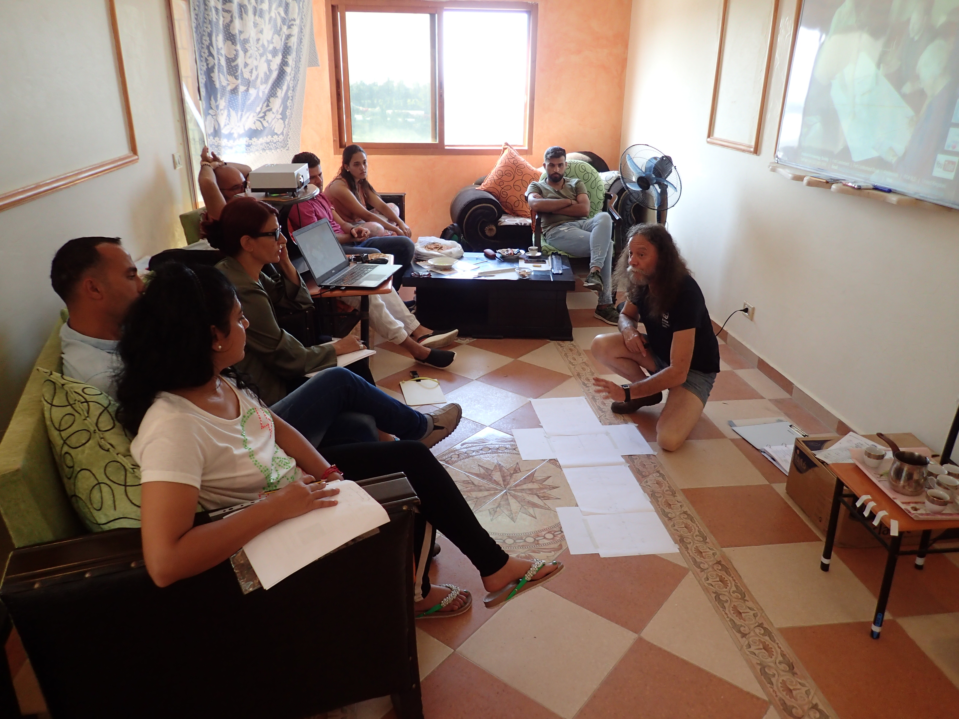 Ian lecturing in the apartment's classroom (photos - Dave Johnston)
